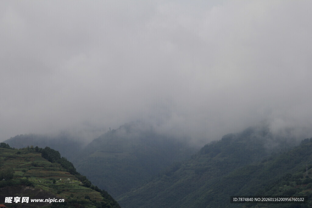 云雾缭绕的山峦美景