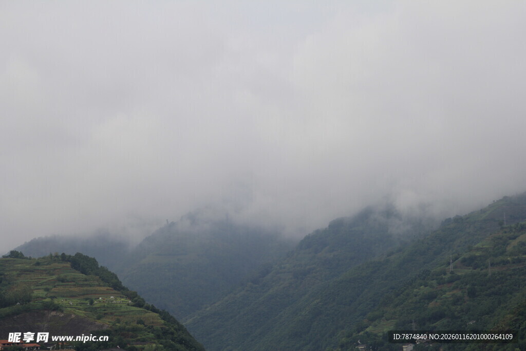 云雾缭绕的山间美景