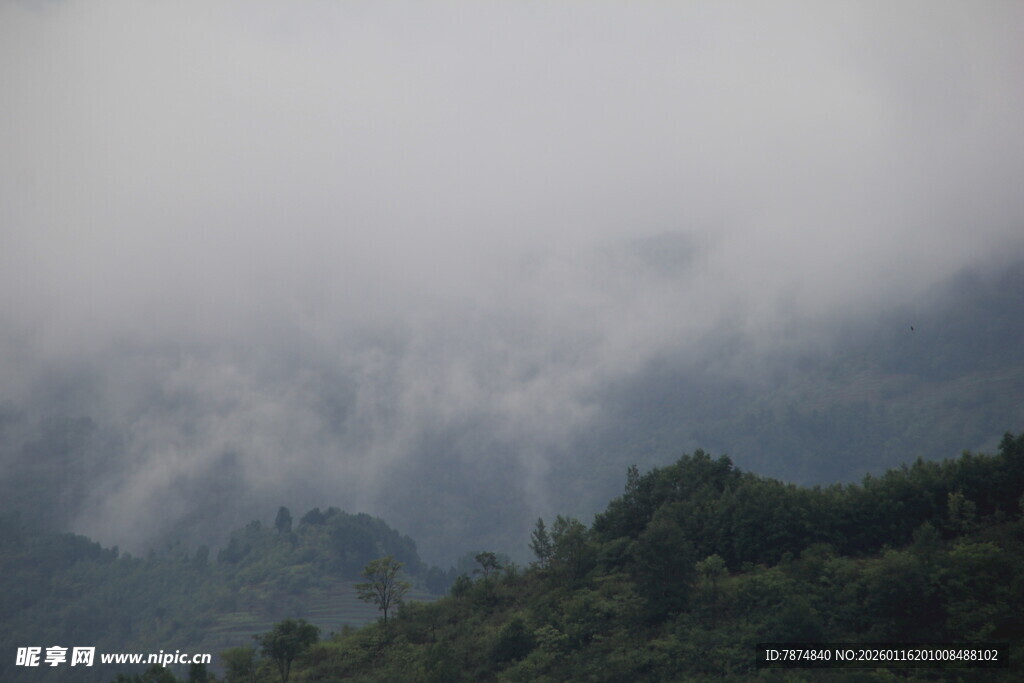 云雾缭绕的山峦美景