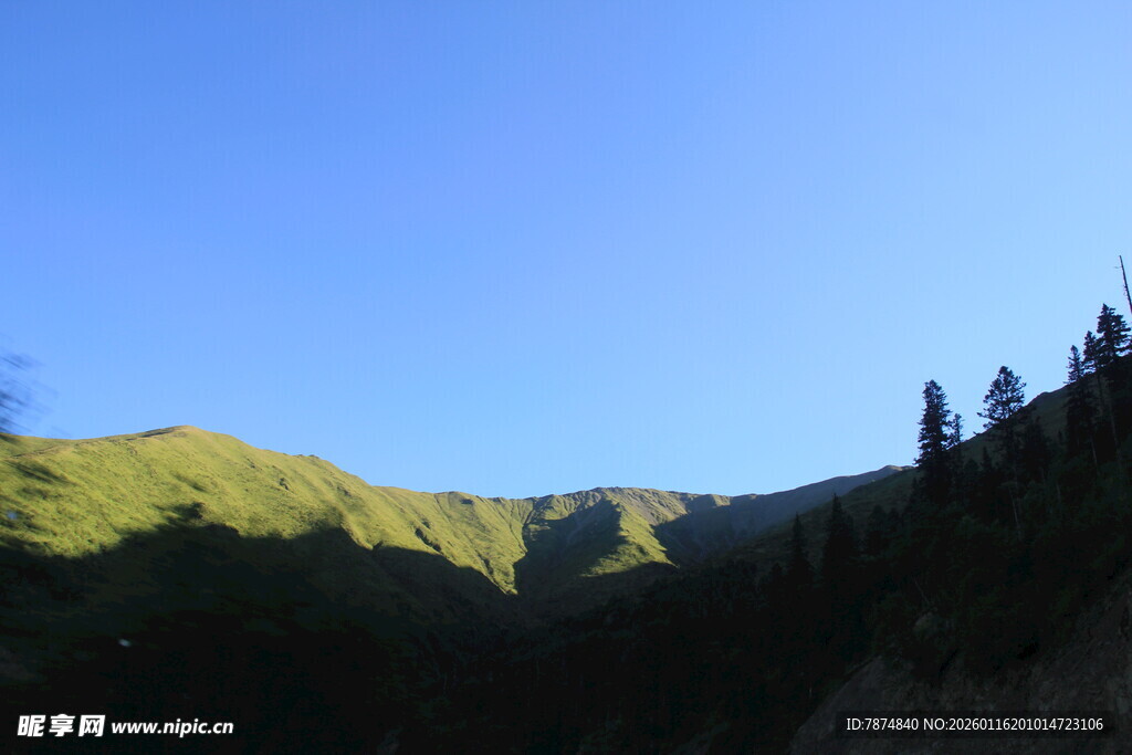 青山蓝天间的自然景致