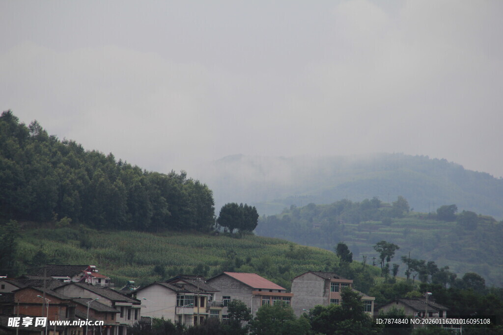 山间村落 云雾缭绕之景