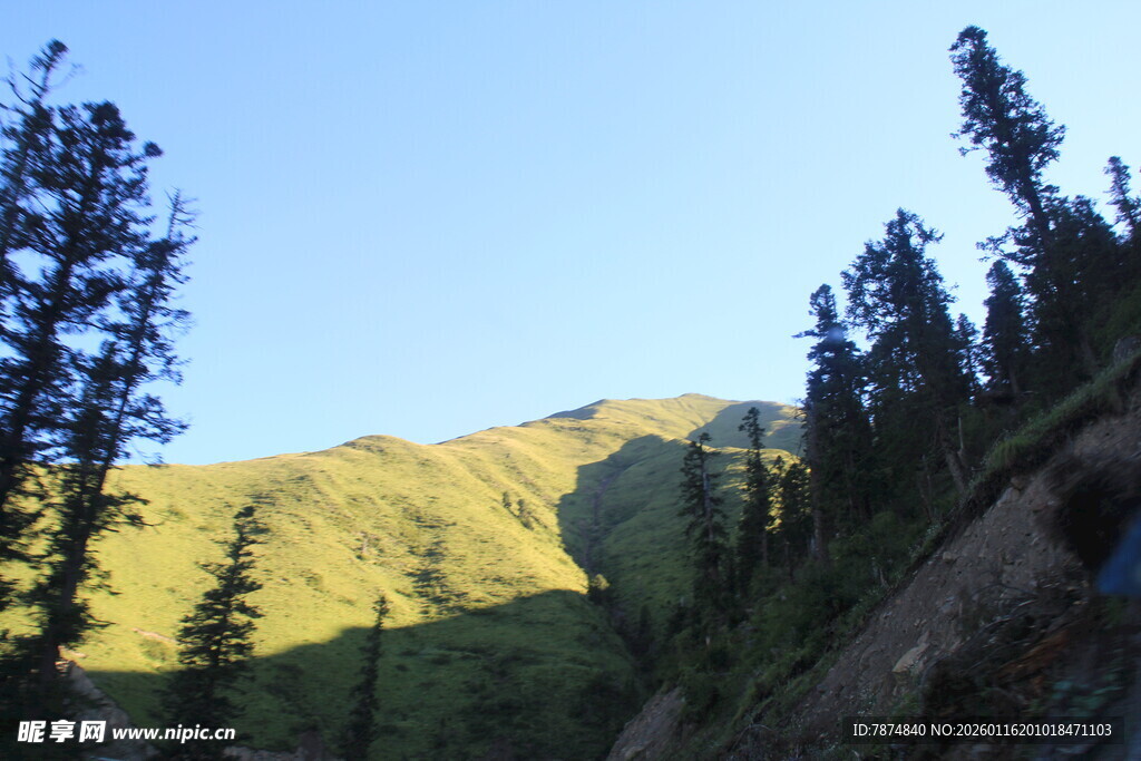 山间美景 阳光洒落山林
