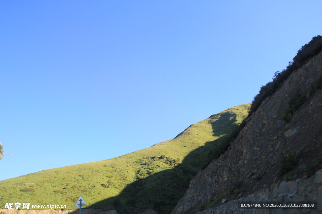 青山蓝天 自然山坡景致