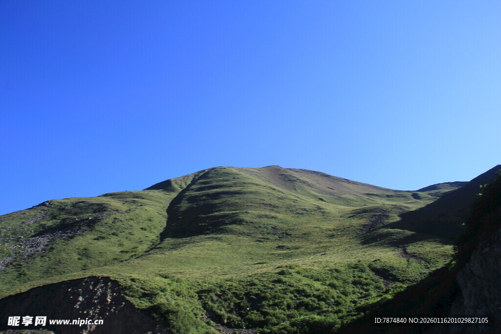 翠绿山峦映衬蓝天