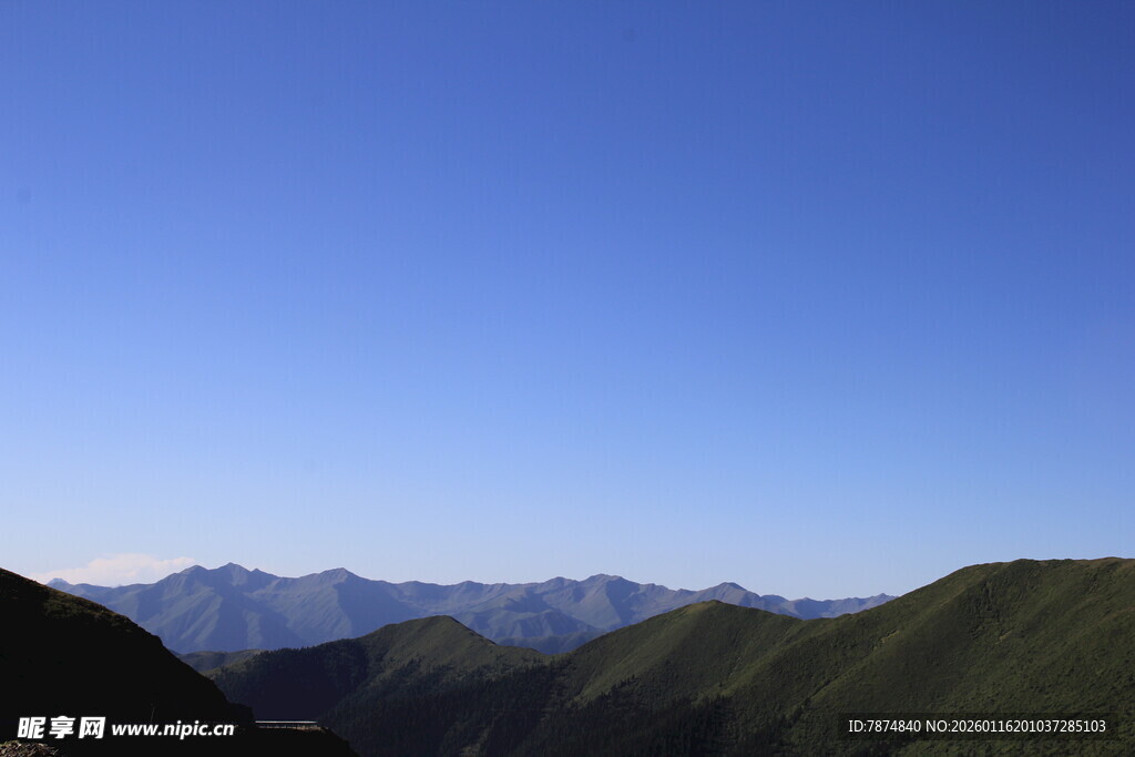 蓝天映衬下的连绵山脉