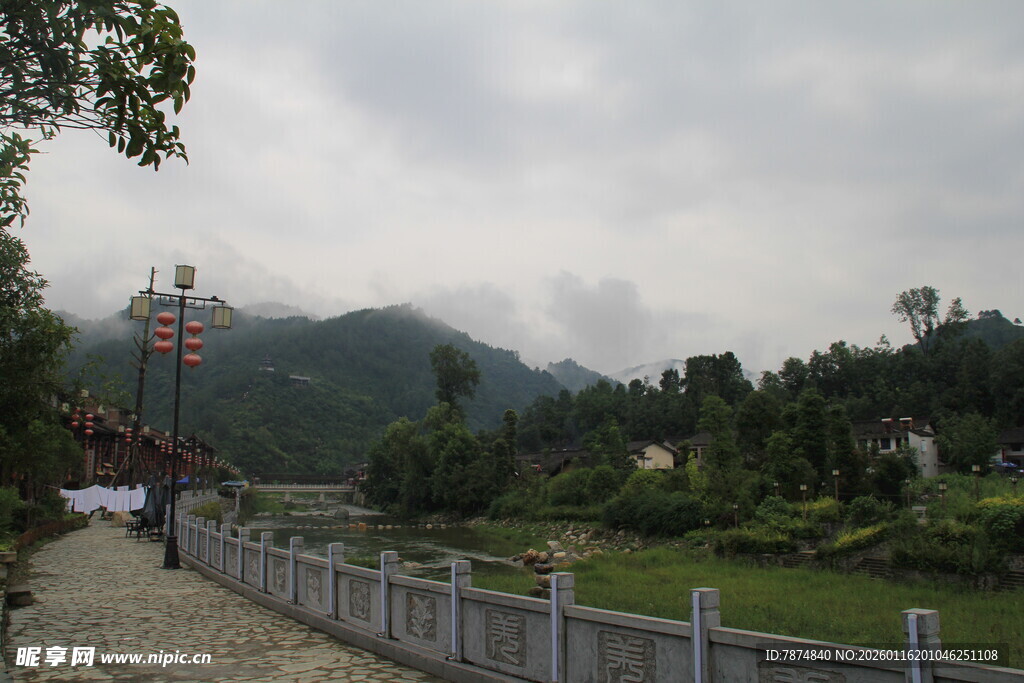 山间小道旁的秀丽风景