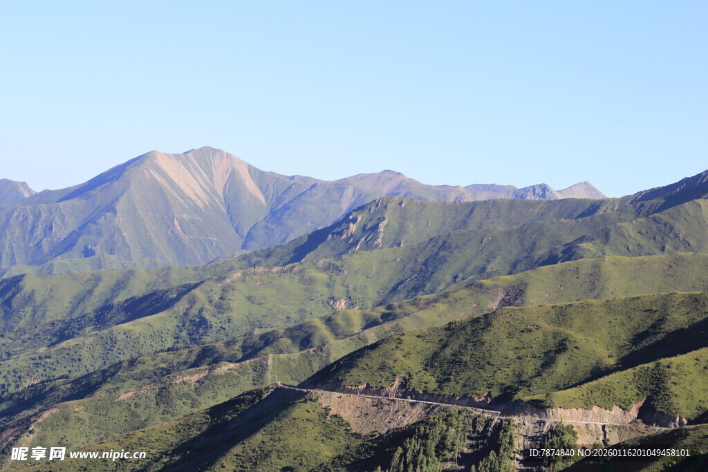 山间公路穿行于翠绿山峦