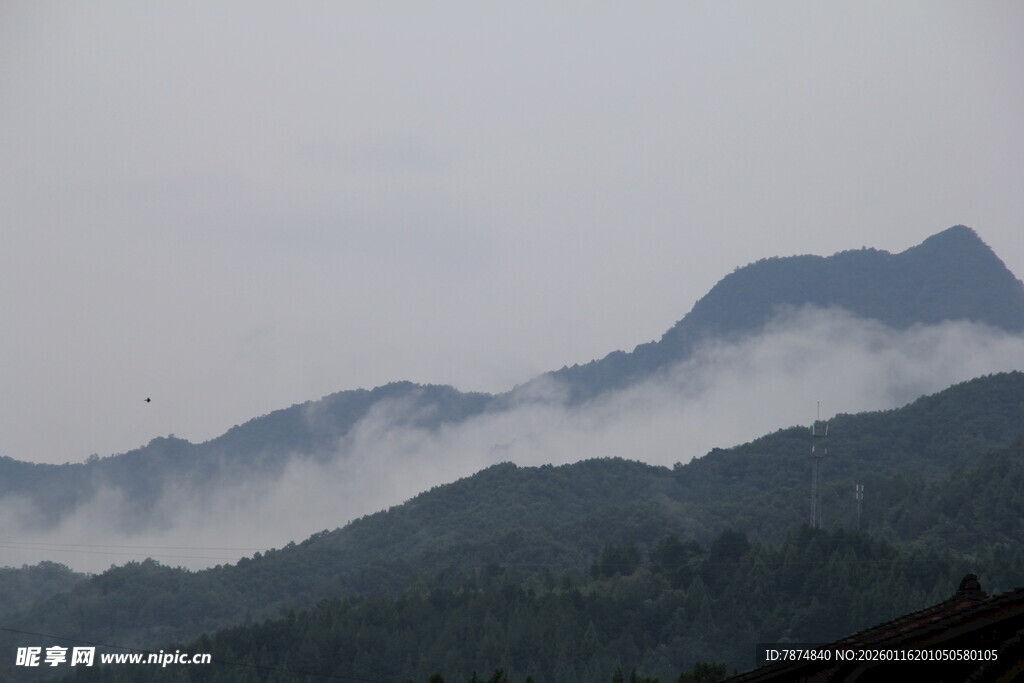云雾缭绕的山峦美景