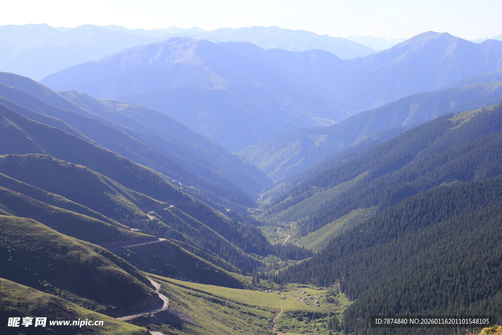 山间公路蜿蜒于秀丽山谷