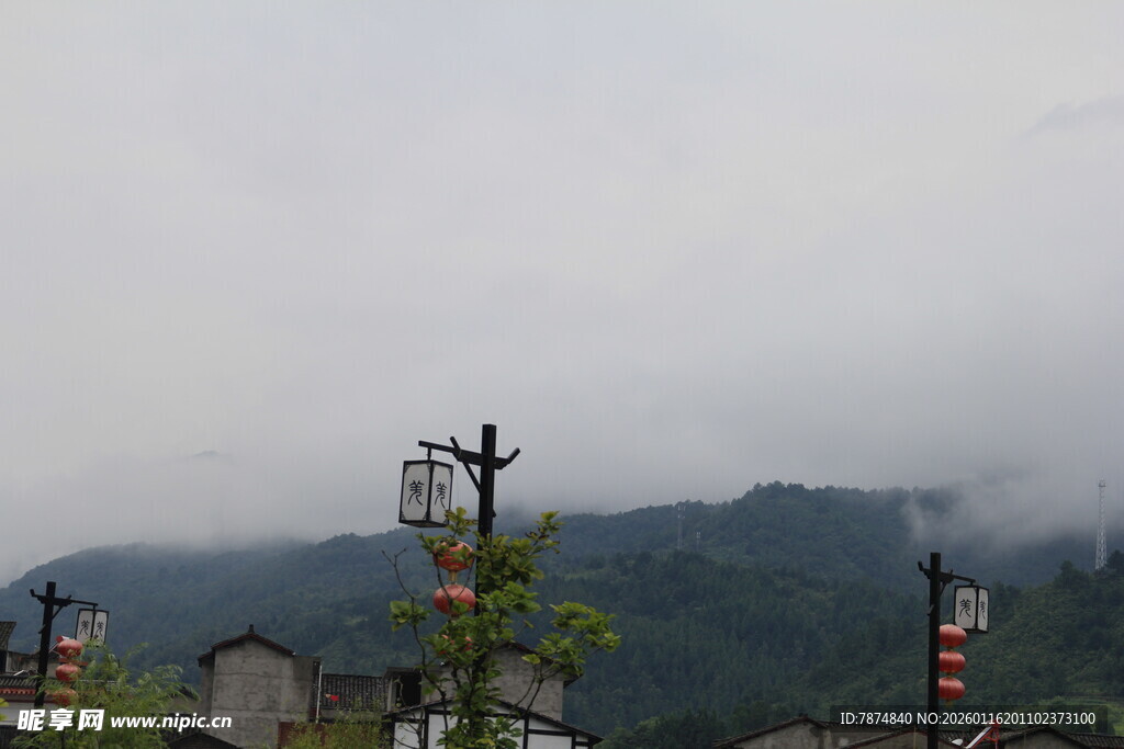 山间雾景中的古朴路灯