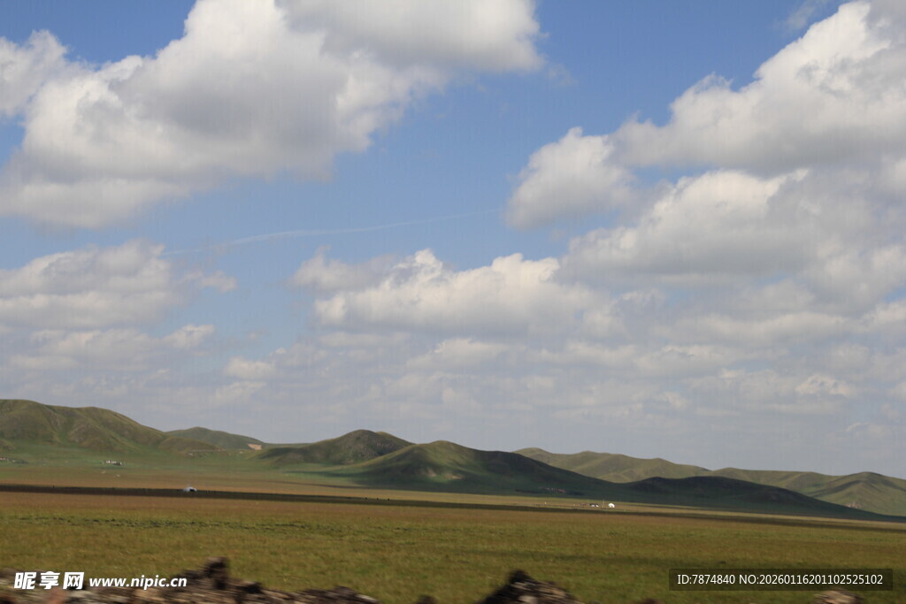 草原蓝天美景