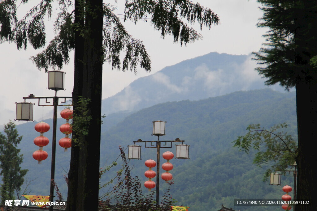 山林间的中式灯笼景致