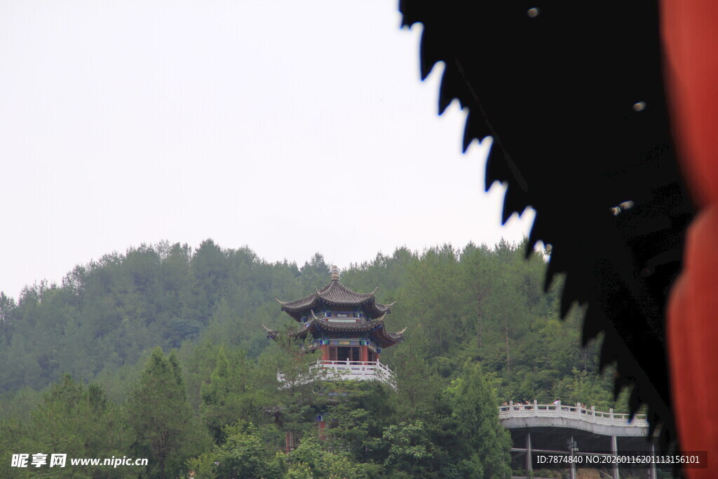 山林中的古朴楼阁