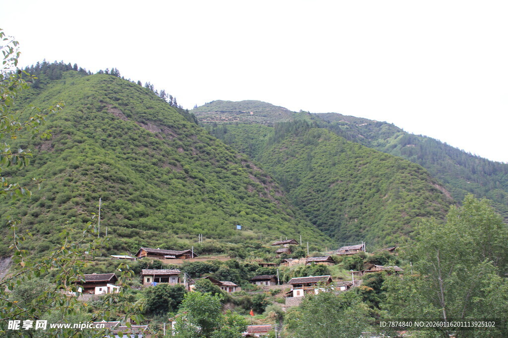 山间村落 绿意环绕的家园