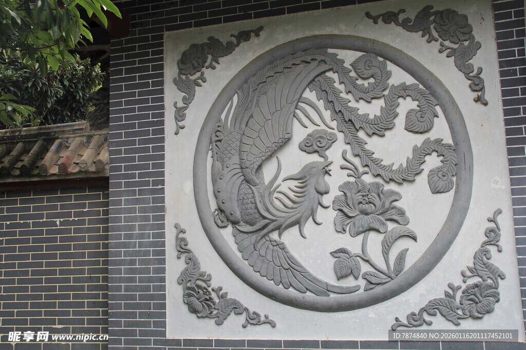 中式墙雕上的精美花鸟图案