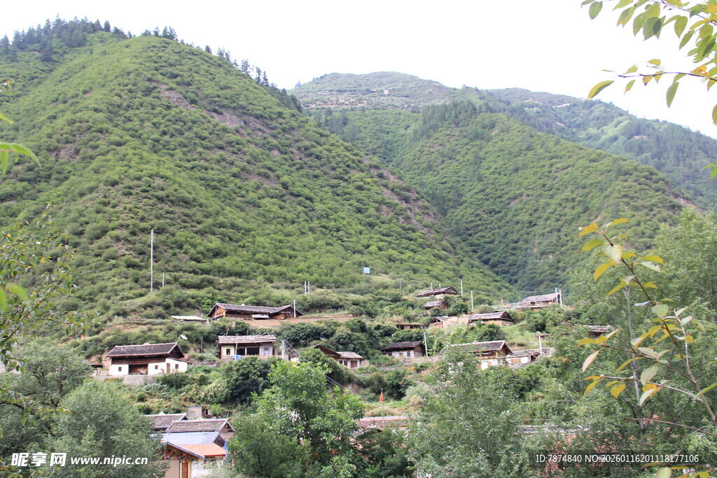 山间村落 绿意环绕的家园
