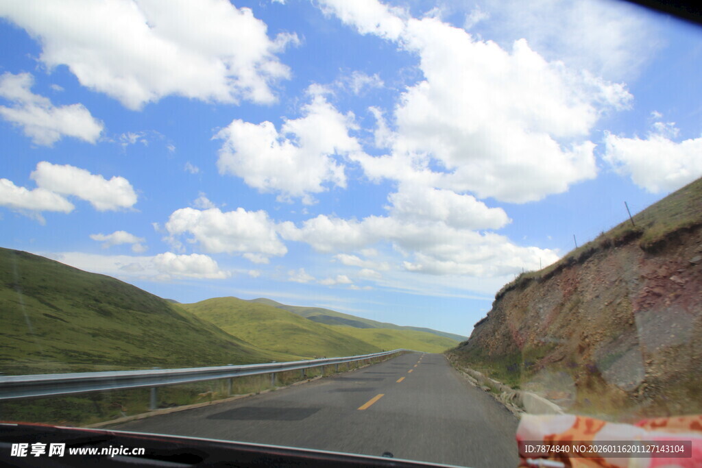 公路旁山峦与蓝天白云
