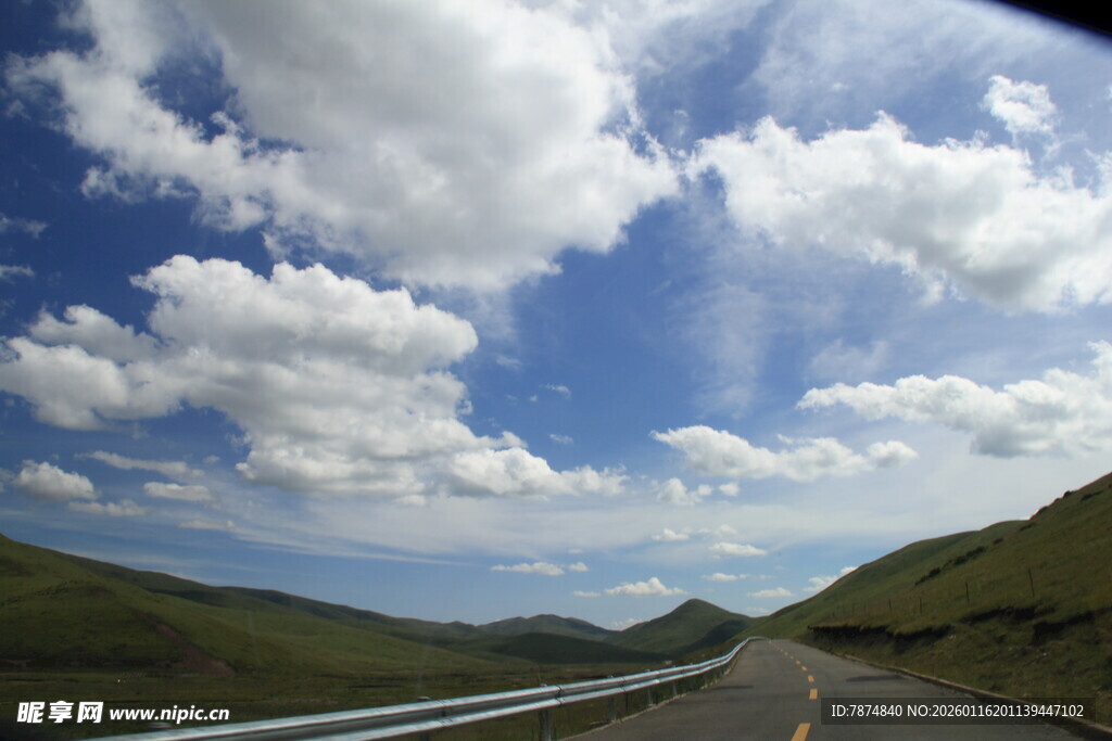 公路伸向远方的美丽风景