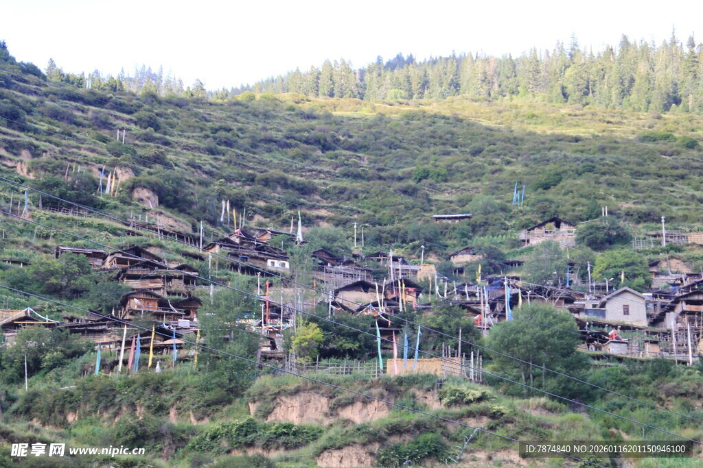 山间村落 古朴宁静之景