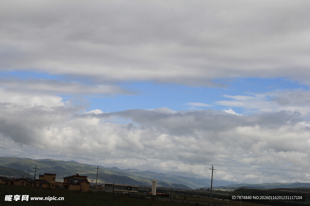 天空中厚重云层景观