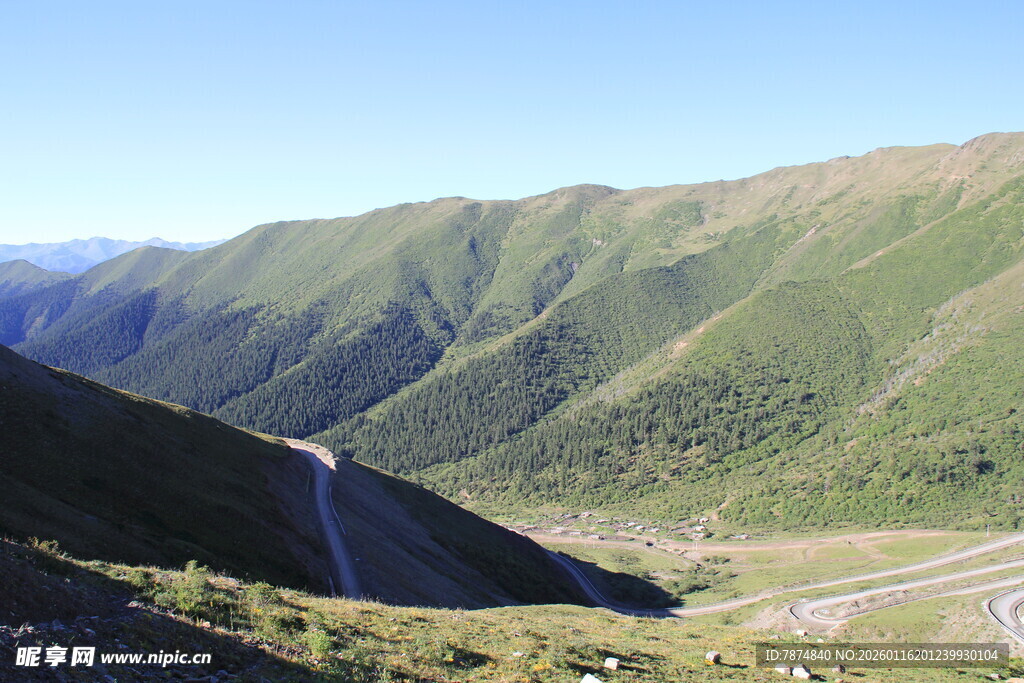 山间蜿蜒公路美景