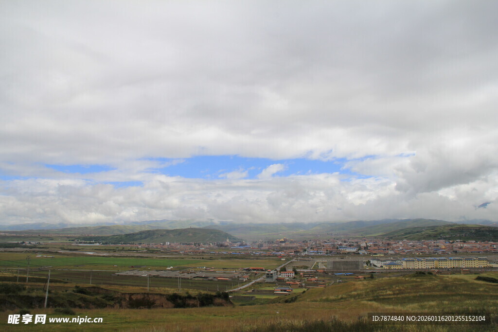 草原城镇风光远景