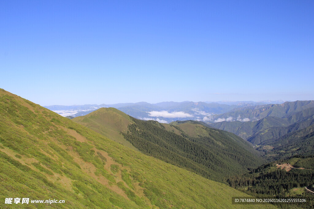 青山蓝天间的壮美山谷景色