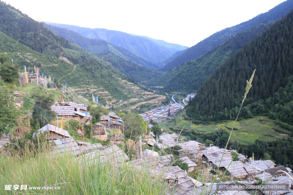 山谷中的村落美景