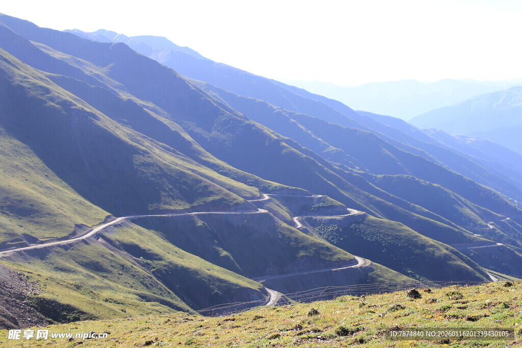 蜿蜒山路于青山间穿行