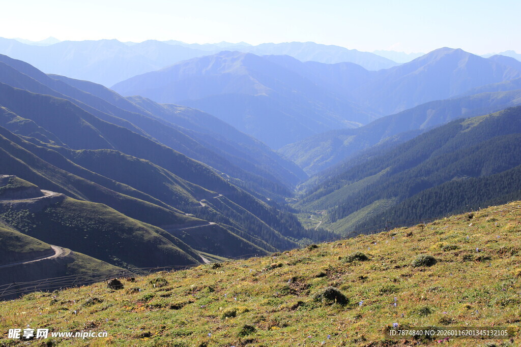 山间美景 蜿蜒公路隐于群山