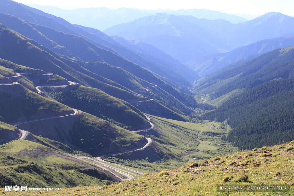 山间蜿蜒公路美景