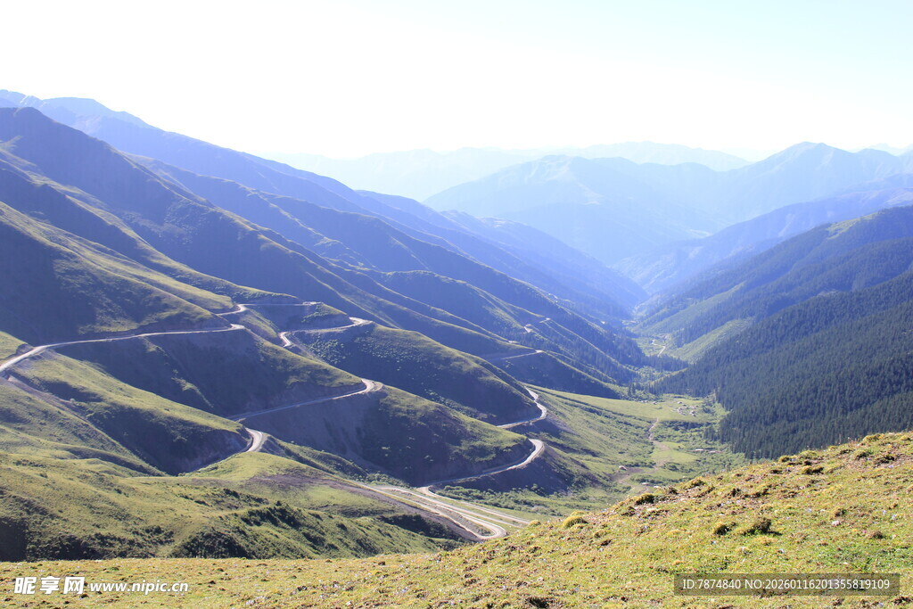 山间蜿蜒公路美景