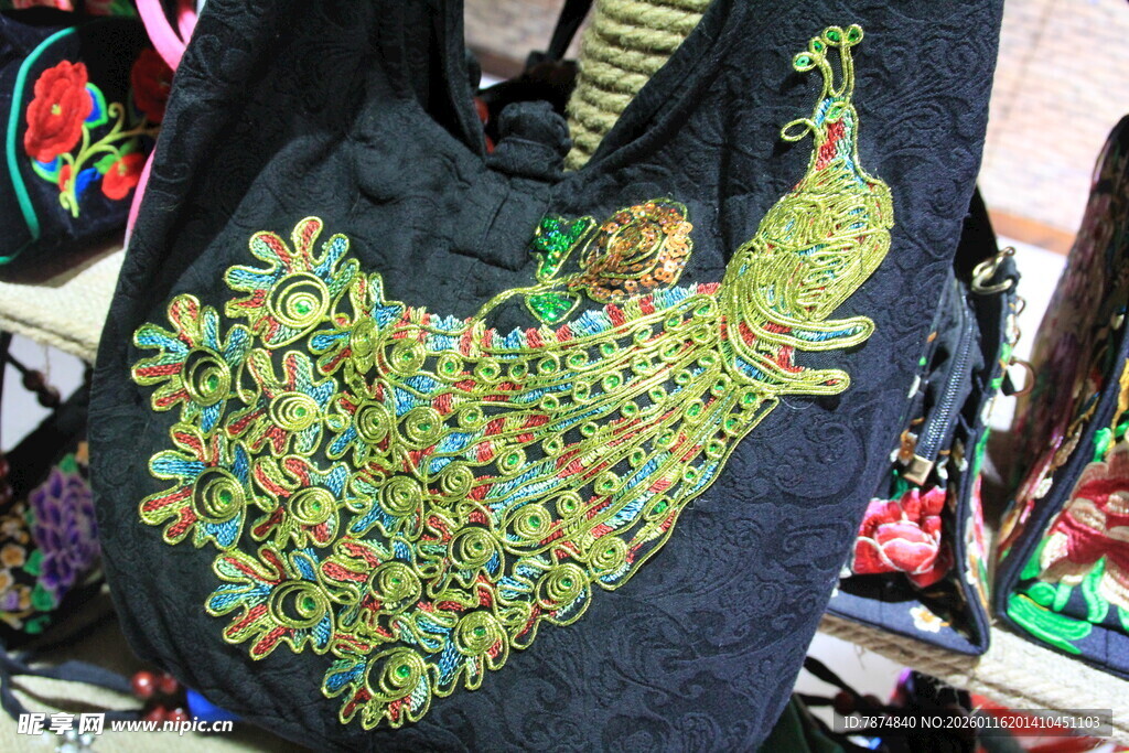 精美刺绣孔雀图案服饰