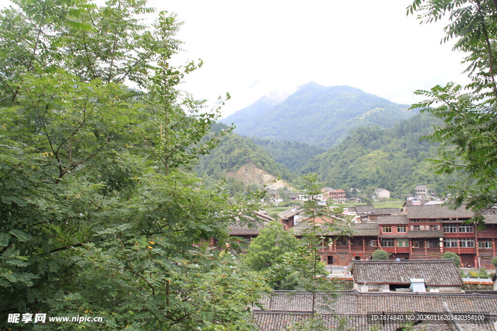 山林间的古朴村落