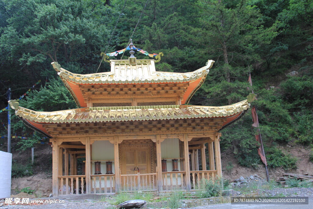 山林中的中式传统亭子