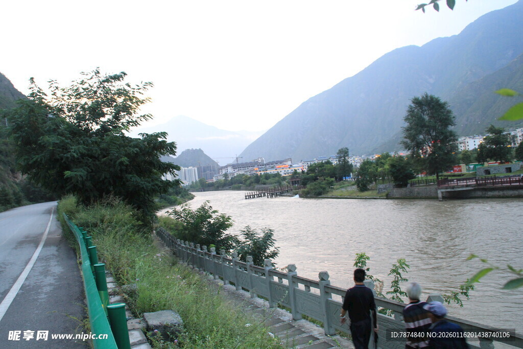 公路旁河畔的骑行与观景