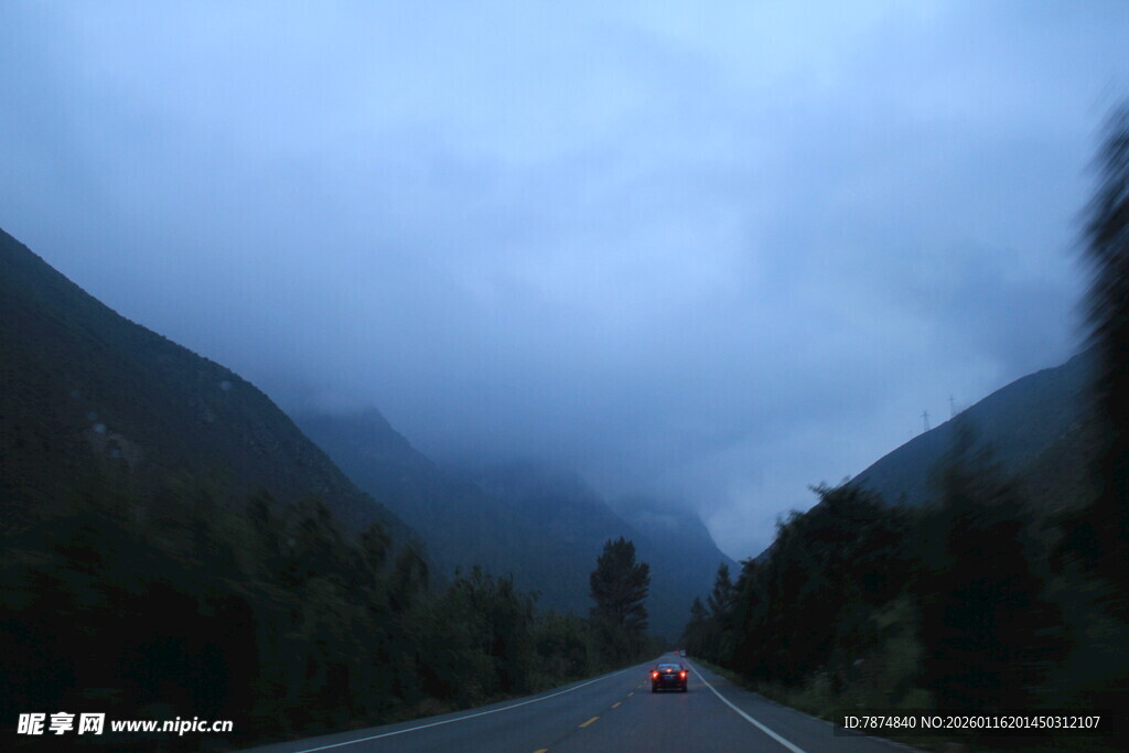 山间公路行车朦胧景致