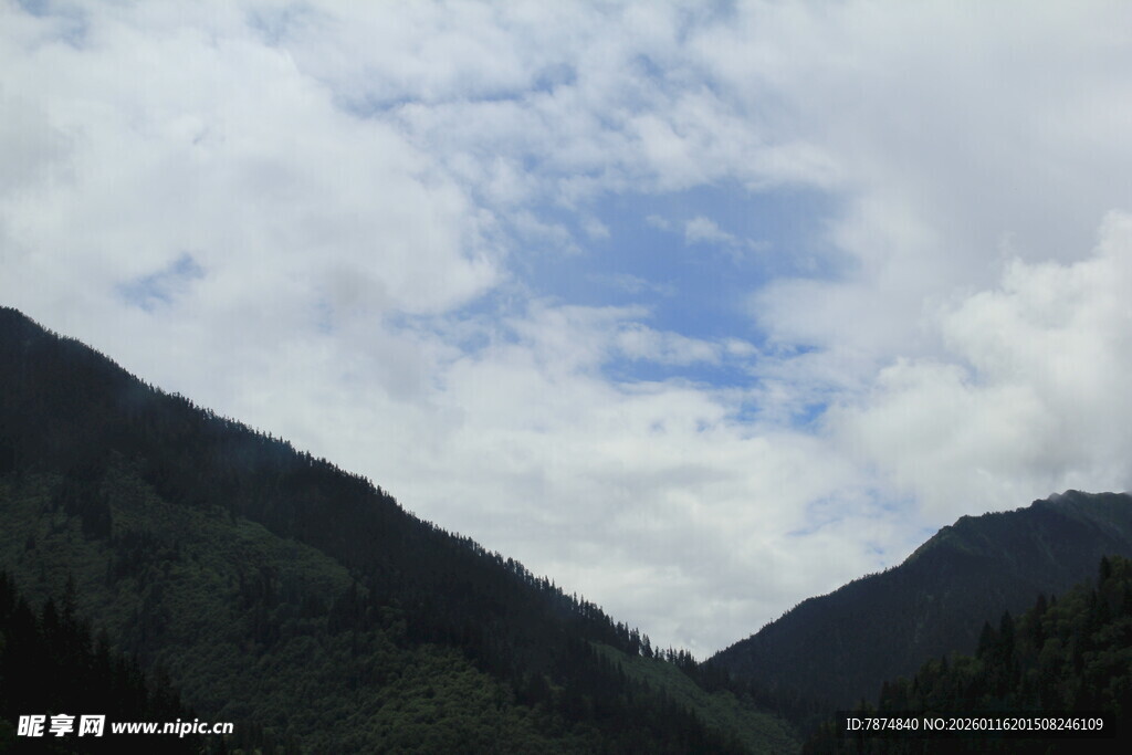 山间蓝天白云美景