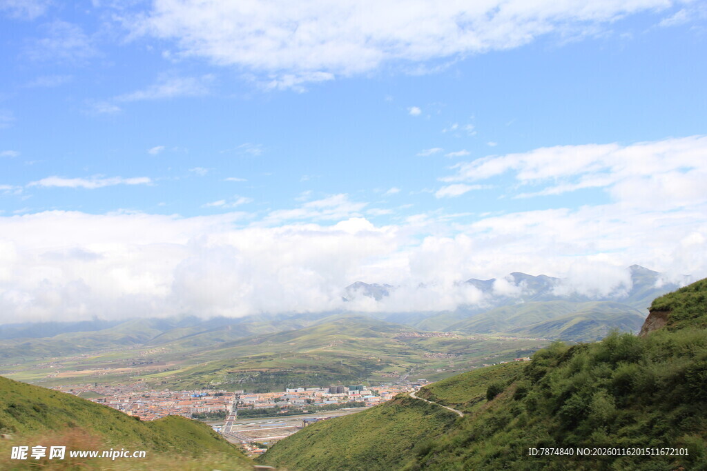 山间美景 远眺城镇风光
