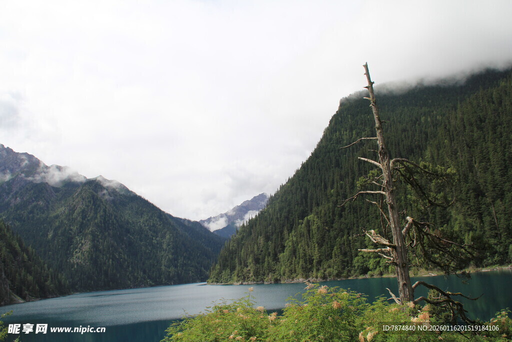 山间幽湖美景