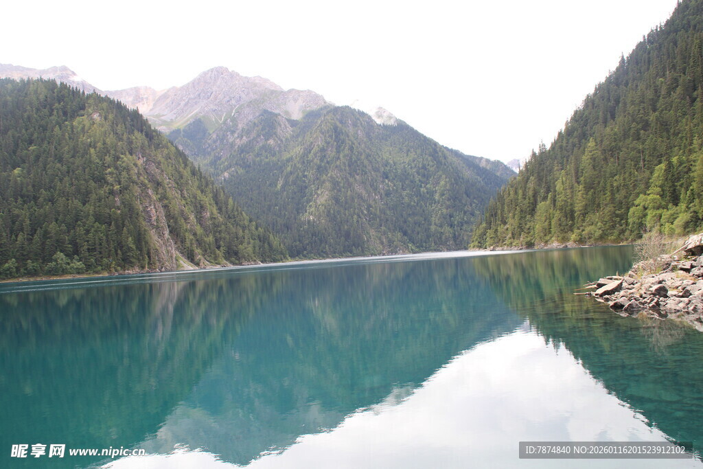 碧绿湖水倒映山间美景