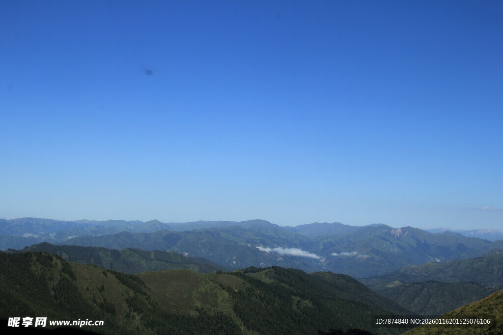 山峦蓝天美景