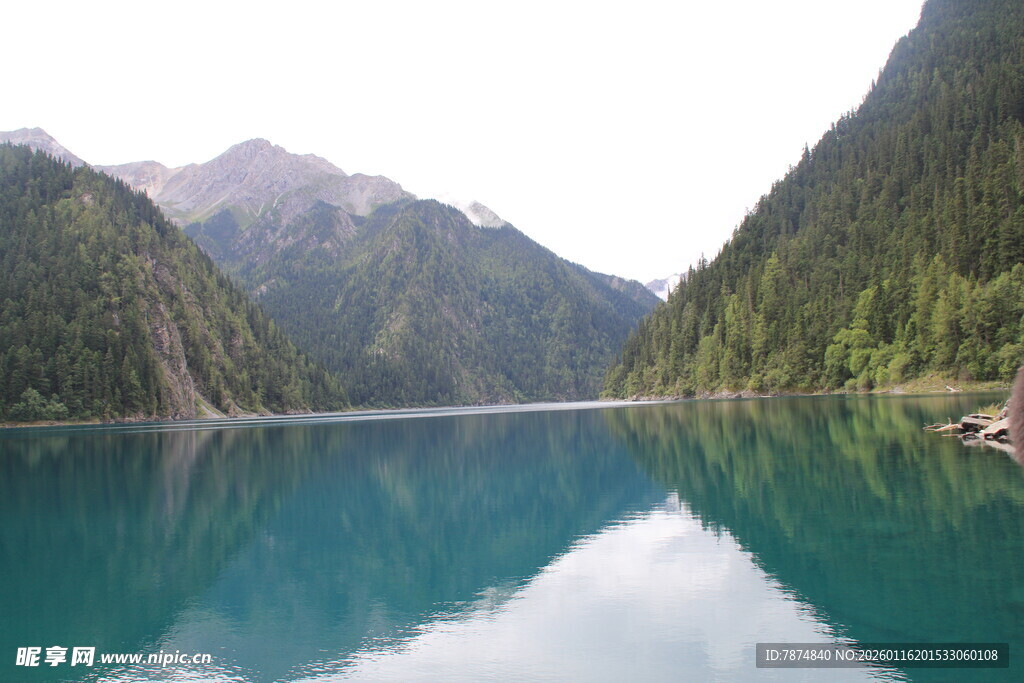 碧绿湖水映青山美景
