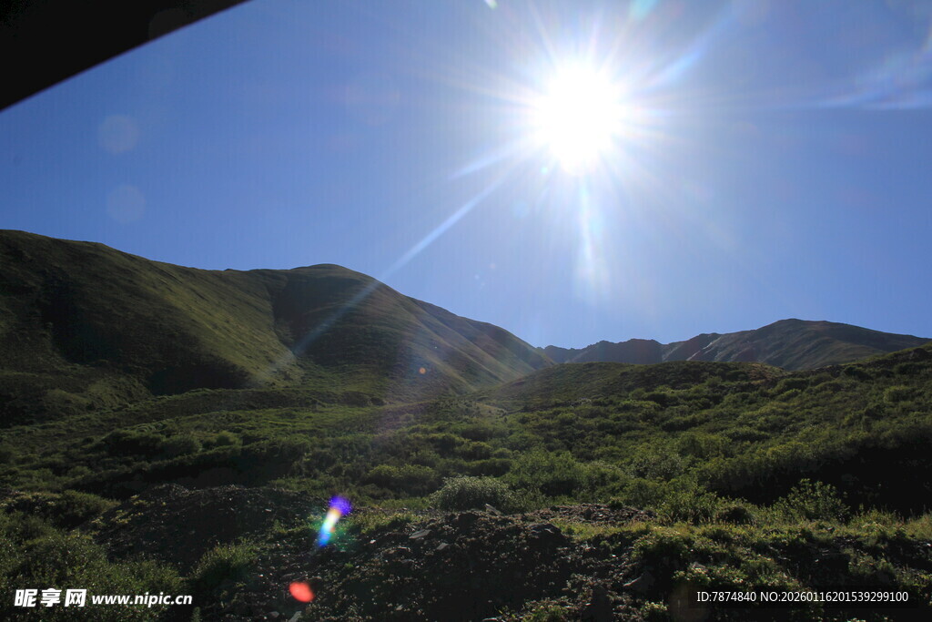 阳光照耀下的青山美景