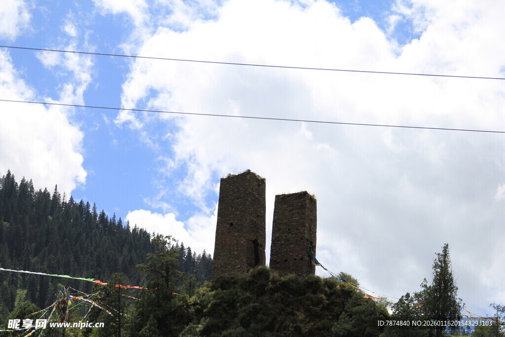 山间双石柱景观