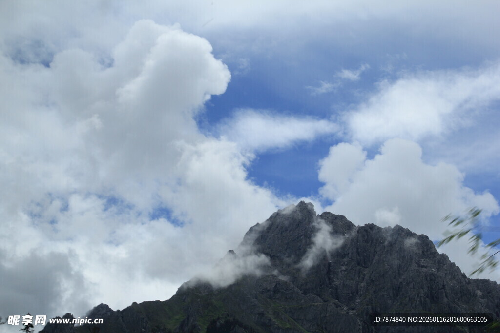 云雾缭绕的巍峨山峰