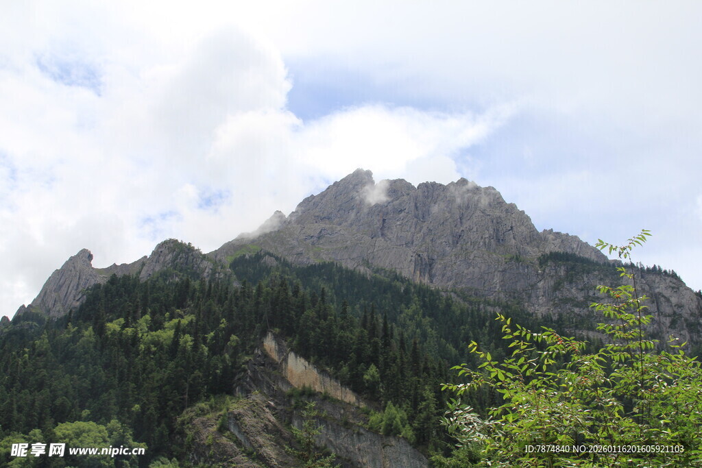 巍峨青山伴云景