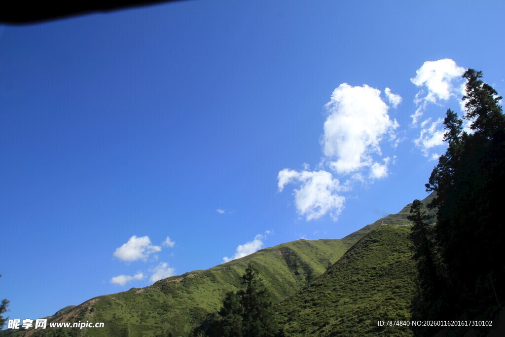 青山蓝天间的秀丽风光