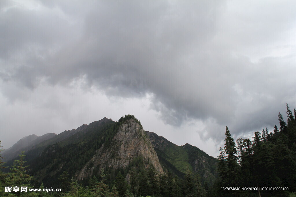 云雾缭绕的巍峨山峰