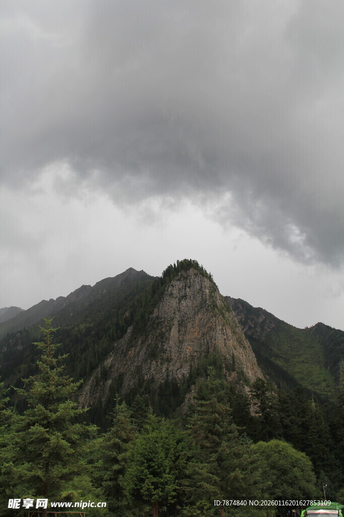 云雾缭绕下的巍峨山峰
